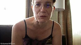 Shaved pussy and large labia: A lesson in pleasure