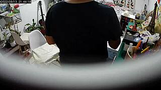 你用隐藏摄像头偷窥继女了吗？