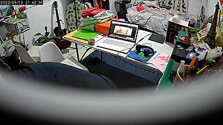 你用隐藏摄像头偷窥继女了吗？