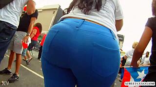 hermosa morena milf dice, 'estoy caminando de manera muy exitante por la calle.'