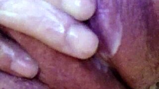 Hot handjob to Slutty MILF