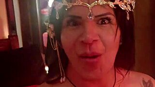 Tu madura favorita la potra aleja con un traje de chun li y sin condon con una vergota 😏