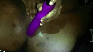 饥渴熟女在假阳具上高潮，然后男友操屁股