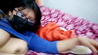 Tetas viejas producen la mejor leche, zorra madura cree tener lo suficiente para ser modelo porno por tener tetas fantasticas naturales?