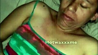 Morocha puta solo quiere chupar pija y se masturba con detailed slapping and masturbation
