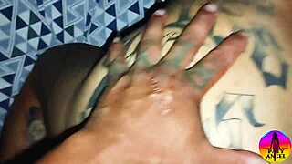 穿内衣的肛交女王接受群口交，大声呻吟