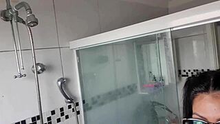 Depois De Gozar Com O Dedinho E Ficar Meladinha Vim Tomar Um Banho Para Relaxar Bucetinha Ficou Inchadinha E Com Porra Tava Delícia Demais