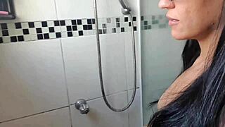 Depois De Gozar Com O Dedinho E Ficar Meladinha Vim Tomar Um Banho Para Relaxar Bucetinha Ficou Inchadinha E Com Porra Tava Delícia Demais