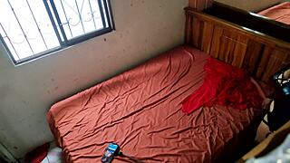 Mi hermanastro llego a casa justo cuando realizaba porno casero ibamos a follar pero la esposa de mi hermanastro llego y nos interrumpio la escena final inesperado porno real casero de nuevos actores