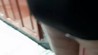 Interrumpo A La Señora Del Servicio Mientras Lava Los Platos Para Que Chupe Mi Polla.