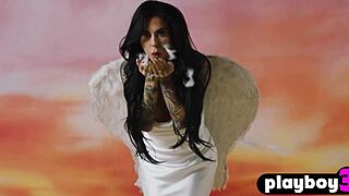 Big Tits Milf Joanna Angel Shows Curvy Body