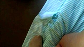 rebolando gostoso no cacete em casa