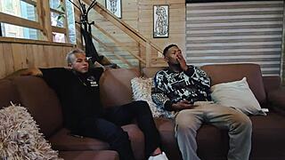 Me follo a la hermanastra curvy de mi amigo en la ducha caliente.