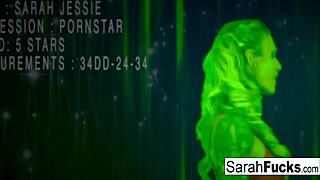 巨乳女星Sarah操逼并射在奶子上