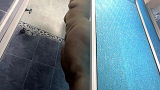 Hermosa hermanastra en lycra apretado tomando una ducha