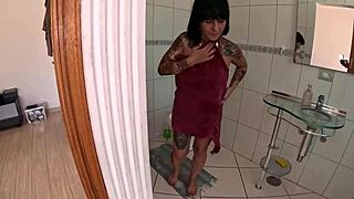 雪莉·阿泽维多第一次来豪宅拍片，光脚上阵