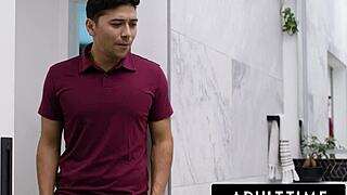 Max能满足继母Cory Chase的孤独需求吗？