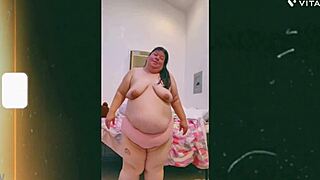 Topless dance of the mature woman with the wobbly breasts in front of the camera