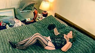 奶奶Princess Leia给Han Solo口交，同时自慰