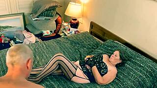 奶奶Princess Leia给Han Solo口交，同时自慰