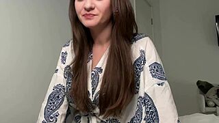 继子在卧室角色扮演中偷窥奶子？