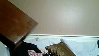 Maxine X用巨大玩具深深插入亚洲小穴？