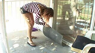 红发女大学生被年长邻居犁地，哇