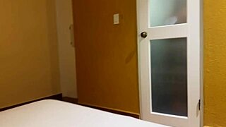 后妈和继子同床，结果干起来，有英文字幕