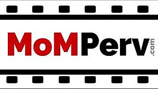 大胸棕发熟女贝基·班迪尼现在为继子张大嘴