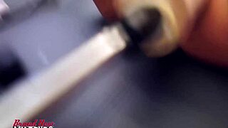 Lexxie vibes her clit while the fuck machine bangs her trimmed cunt?