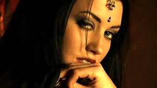 黑发美女穿黑裙独秀惊艳！