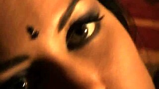 黑发美女穿黑裙独秀惊艳！