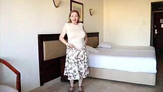 Mature cougar lures men for sex!