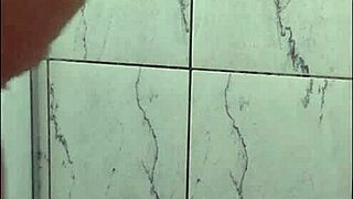 fui tomar banho e me masturbei no chuveiro