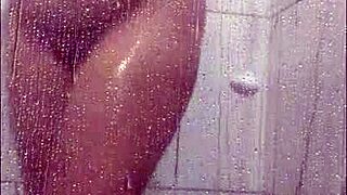 fui tomar banho e me masturbei no chuveiro