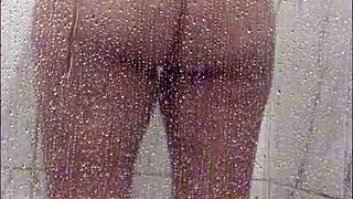 fui tomar banho e me masturbei no chuveiro