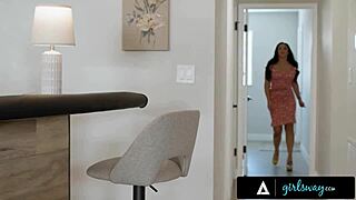 Sheena Ryder被抓到撒谎，粗暴操Puck，还舔舐和磨镜