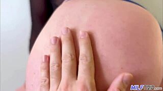 该死，这个棕发熟女和帅亚洲人干得真猛！