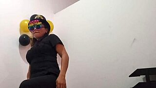 工作无聊，偷偷塞入肛塞感觉调皮