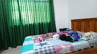 惊艳熟女脱衣展示曲线白臀！