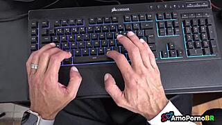 嘿，我喜欢看我的妻子和一个带巨大鸡巴的家伙