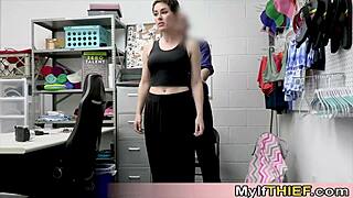 短发熟女小偷被抓，CCTV上被狂插小穴