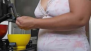 check out this pregnant babe showing off her big ass