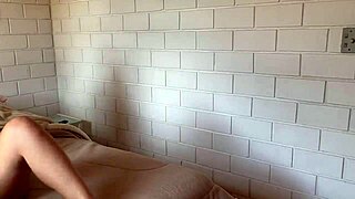 Wife invited hubby for a quickie, skipping lunch