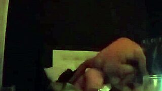 墨西哥熟女妻子在热辣动作中