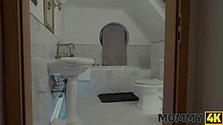 剃成熟阴部变成浴室里与邻居男孩的激烈性爱