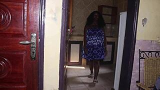 嘿，她当着丈夫的面完全出轨，亲吻她性感的黑人同事！😏