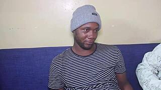 嘿，她当着丈夫的面完全出轨，亲吻她性感的黑人同事！😏