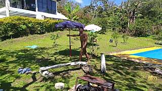 la patrona folla al obrero saliendo desnudo de la piscina 😈