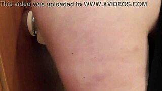 culona con tetas enormes se masturba